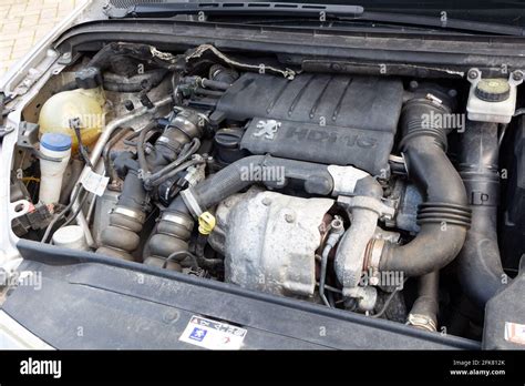 Peugeot 307 con cofano aperto