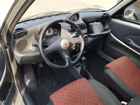 Interni della Fiat 600 Sporting Kit con dettagli in carbonio
