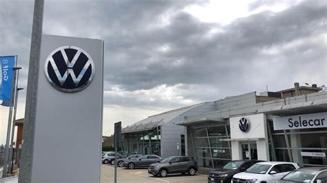 Interno di una concessionaria Volkswagen