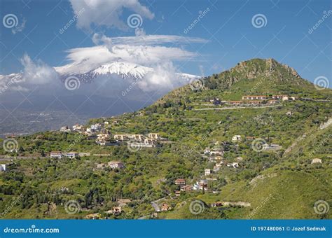 Immagine di un paesaggio siciliano con un vulcano (Etna) in lontananza