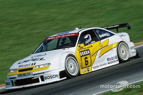 Opel Calibra da corsa in azione
