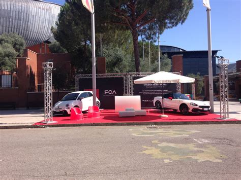 Vista interna di uno showroom Giuseppe Migliore con diverse auto in esposizione