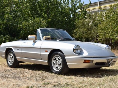 Alfa Romeo Spider Duetto iconica su una strada panoramica