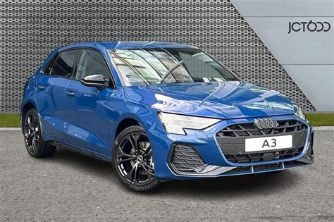 Audi A3 Blu Ascari in primo piano