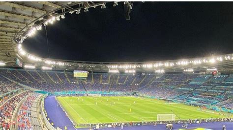 Ponte Toyota vicino allo Stadio Toyota illuminato di notte