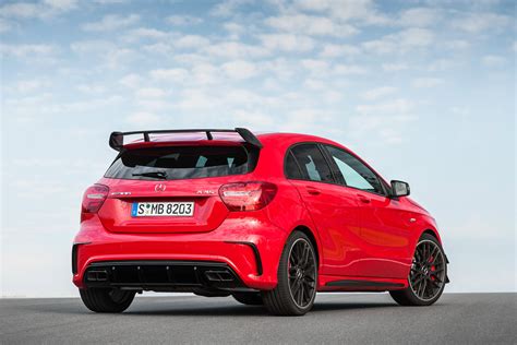 Mercedes A45 AMG vista frontale dinamica su strada