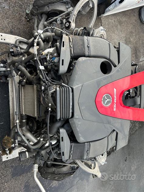 Motore Mercedes AMG 2.0 turbo dettaglio componenti meccaniche