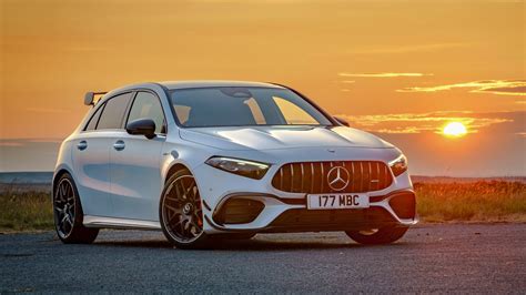 Mercedes A45 AMG in percorrenza di curva su tracciato tecnico