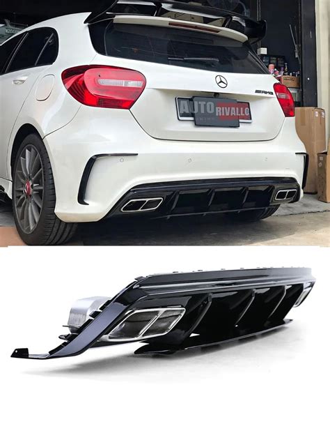 Dettaglio posteriore Mercedes A45 AMG con diffusore e terminali di scarico