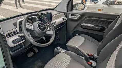 Interni LoJo W300 con schermo infotainment