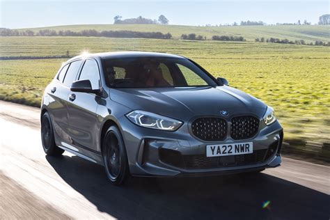Veduta frontale e laterale della BMW M135i xDrive in pista