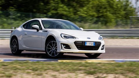 Subaru BRZ in azione su una strada di montagna