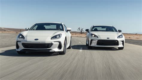 Subaru BRZ e Toyota GR86 affiancate