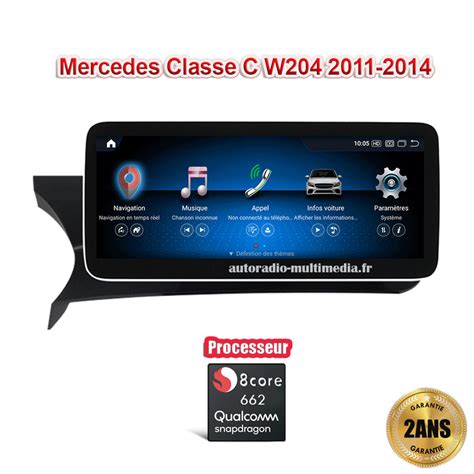 Parabrezza di un'automobile Mercedes Classe C W204 con evidenziate le aree tecnologiche