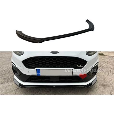 Vista frontale di una Ford Fiesta MK7 dotata di paraurti sportivo personalizzato