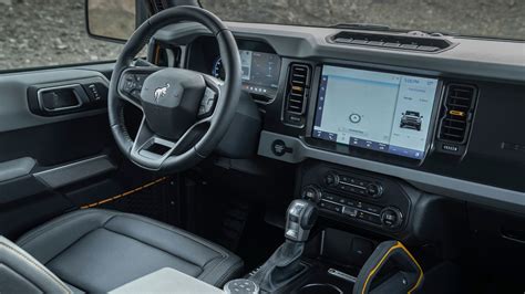 Interni Ford Bronco con grande schermo centrale