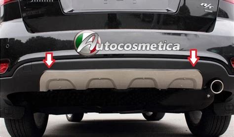 dettaglio tecnico sottoparaurti in plastica