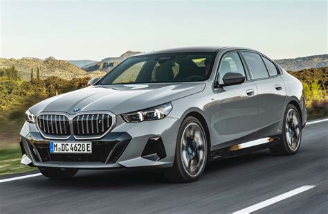 BMW Serie 5 in movimento su strada