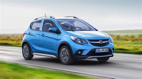 Opel Karl Rocks in ambiente urbano con elementi distintivi crossover