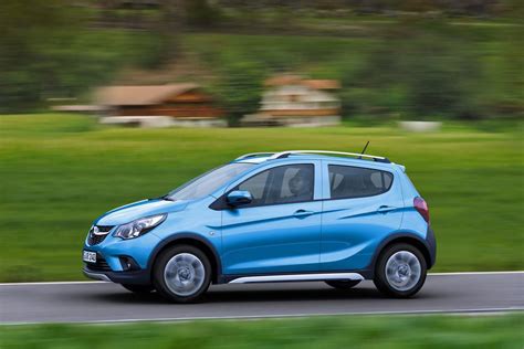 Vista frontale della Opel Karl Rocks con i dettagli del paraurti e dei passaruota neri