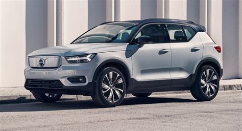 Volvo XC40 Recharge esterni e frontale