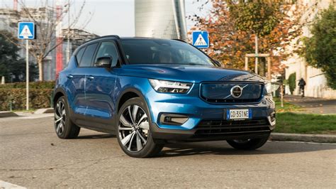 Volvo XC40 Recharge su strada