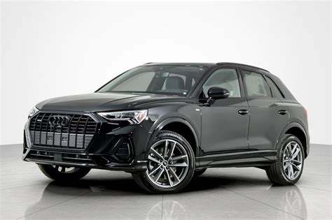 Audi Q3 S Line Edition in un contesto urbano, evidenziando il suo carattere premium