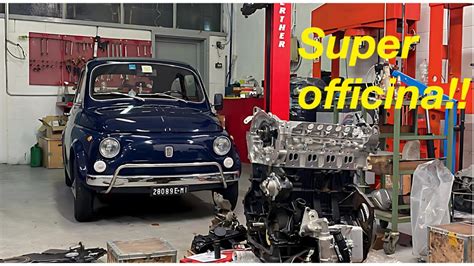 Motore aperto di una Fiat 500 d'epoca con la batteria visibile