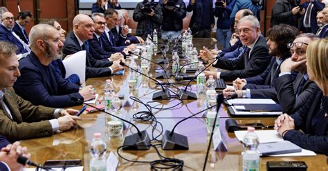 Tavolo di trattativa tra sindacati e azienda