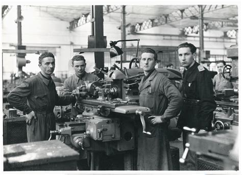 Interno dello stabilimento Mirafiori del 1957 con operai al lavoro