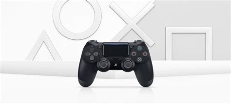 Controller DualShock 4 in primo piano con la Nissan GT-R sullo sfondo