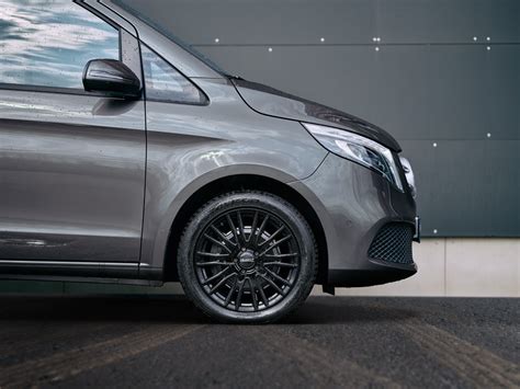 Dettaglio di un cerchio Mercedes con distanziali forati