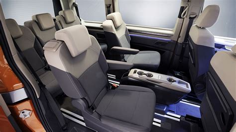 Interni di un Volkswagen Transporter con sedili personalizzati