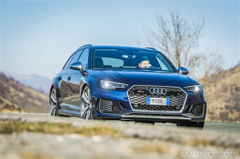 Audi RS4 B9 in azione su strada