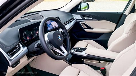 Panoramica degli interni della BMW X1 con evidenziato il sistema iDrive