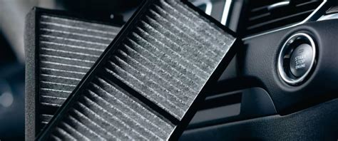 Immagine che indica la posizione tipica del filtro abitacolo dietro il cassetto portaoggetti in un'auto