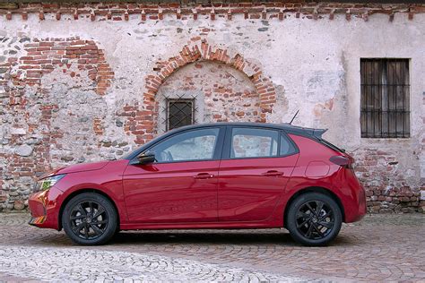 Opel Corsa in primo piano con il nuovo Opel Vizor