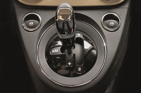 Interni della Fiat 500 con leva del cambio Dualogic