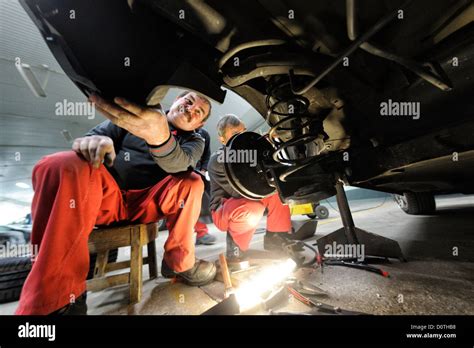 Meccanici qualificati che lavorano su un'auto Subaru