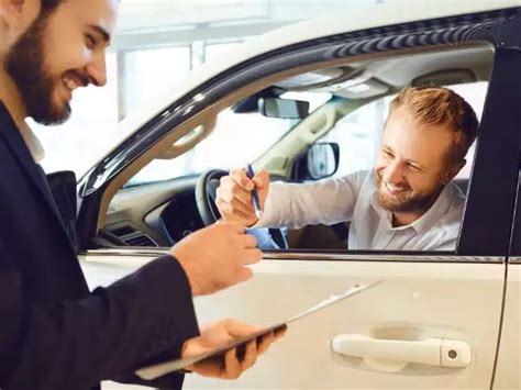 Un cliente soddisfatto che riceve le chiavi della sua nuova Subaru