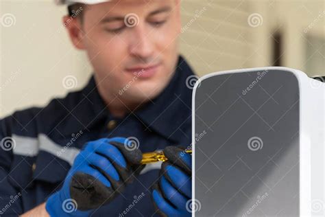 Tecnico specializzato che installa accessori auto
