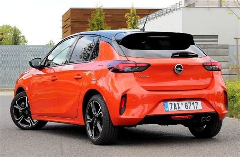 Opel Corsa GS Line in colore rosso metallizzato con tetto nero