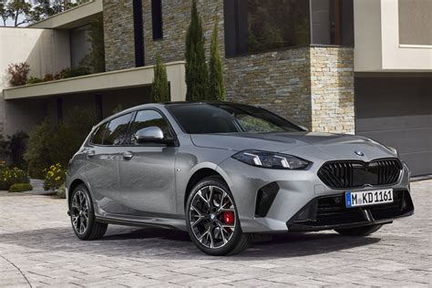 BMW Serie 1 in curva su strada