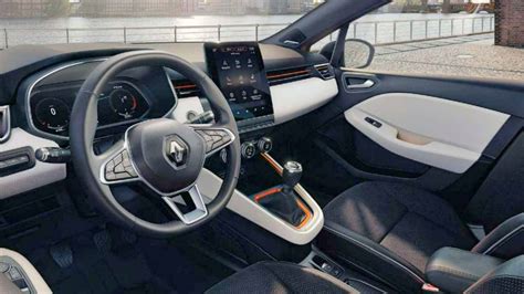 Interni Renault Clio cockpit