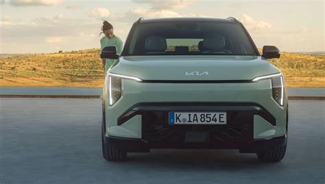 Kia EV3 frontale con luci diurne a LED
