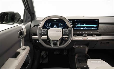 Interni Kia EV3 con triplo display