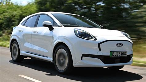 Ford Puma arancione in primo piano