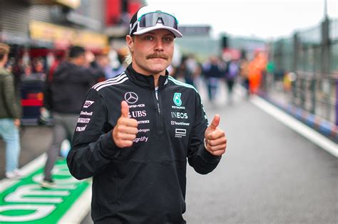 Valtteri Bottas celebra una vittoria con la Mercedes