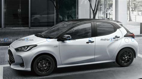 Toyota Yaris Hybrid Active in un contesto urbano