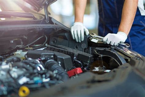 Meccanico automobilistico che lavora sul motore